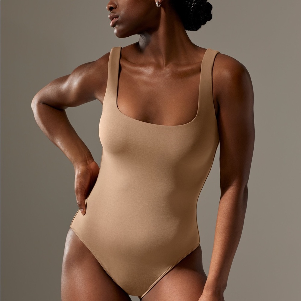Aritzia Babaton Contour Bodysuit M